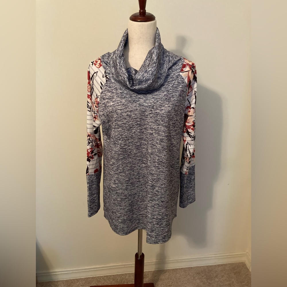 NWOT Unbranded Women’s Turtleneck Top. Size L